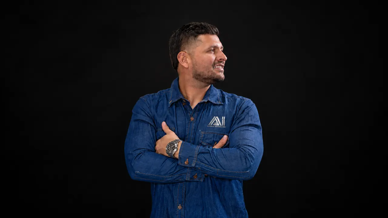 Jhon, fundador de Aceros Innovación, con camisa de la empresa