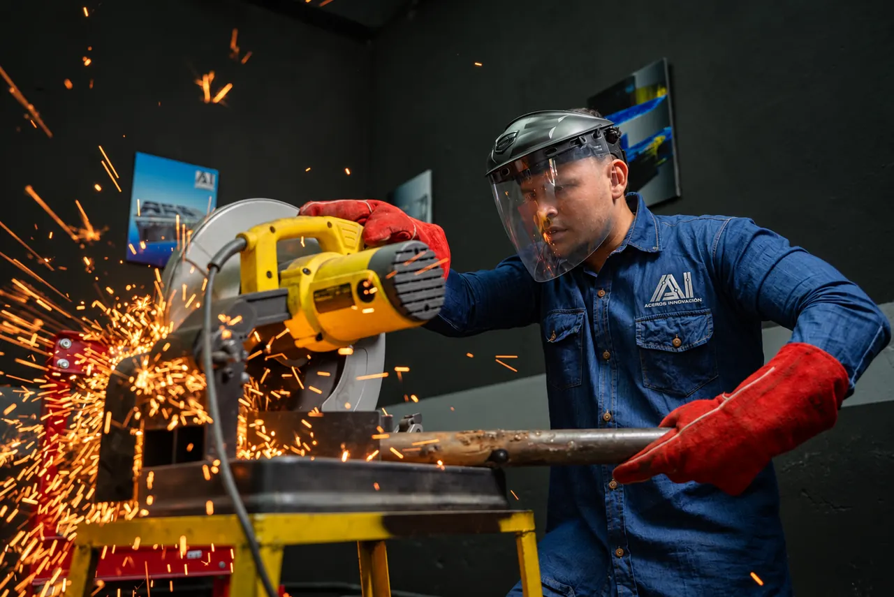 Técnico de Aceros Innovación cortando acero con tronzadora entre chispas